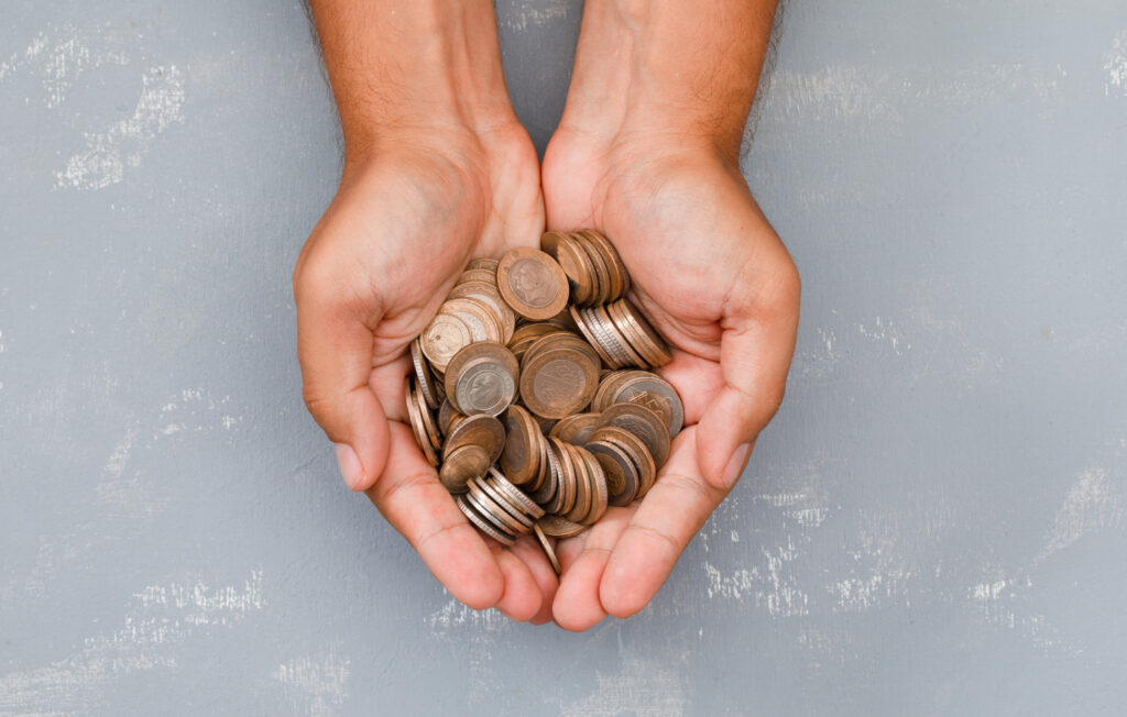 Manos haciendo una donación monetaria